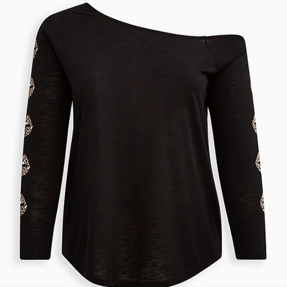 4X - Torrid | OFF-SHOULDER TEE - HERITAGE SLUB LEOPARD LIPS BLACK - Picture 3 of 4